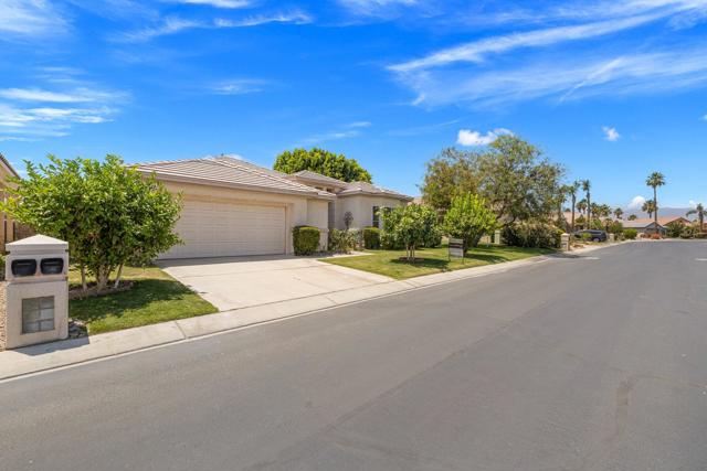 80149 Royal Birkdale Drive, Indio CA: https://media.crmls.org/mediaz/5ef5e44b-9109-4f4a-ae27-96bfb67c6b74.jpg