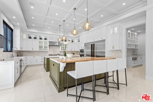 16144 HIGH VALLEY Place, Encino CA: https://media.crmls.org/mediaz/5ef650cd-fcdd-4cc4-a8bf-afda4e3d0ff1.jpg