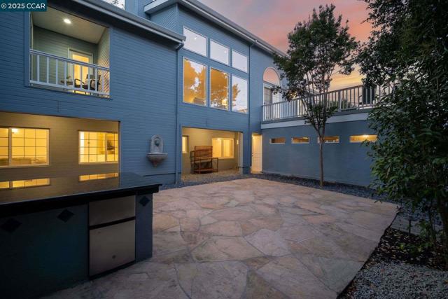 33 Altamount Drive, Orinda CA: https://media.crmls.org/mediaz/5ef72eb9-1428-43f5-94d9-5338b80edfd6.jpg