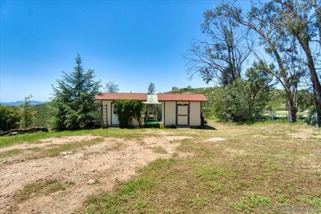 24903 Oakana Rd, Ramona CA: https://media.crmls.org/mediaz/5ef761f2-d613-423b-9d4a-1fdf32716502.jpg