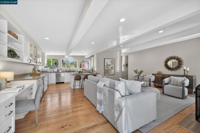 31 Ivy Dr, Orinda CA: https://media.crmls.org/mediaz/5ef785d4-d244-4fc8-87c1-eeb9d7f156e6.jpg