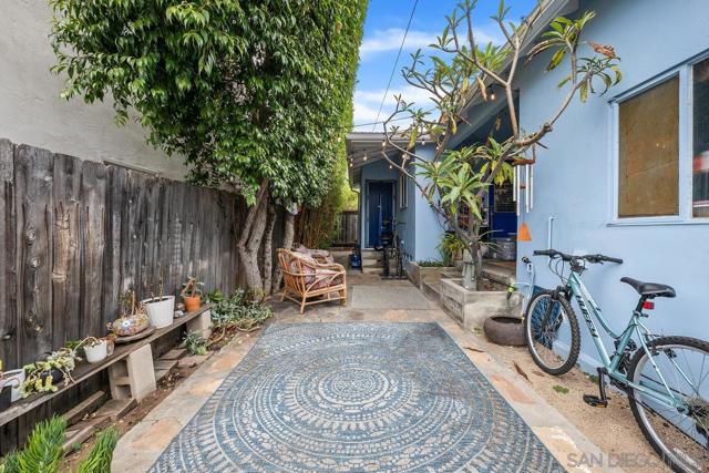 1679 81 Chalcedony St, San Diego CA: https://media.crmls.org/mediaz/5ef7f3eb-5a0b-4385-8a6e-3eadab02a37b.jpg