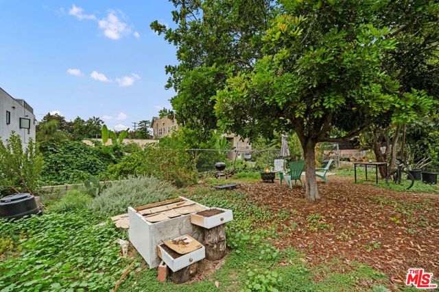 827 Lucile Avenue, Los Angeles CA: https://media.crmls.org/mediaz/5ef82b61-0a9e-4098-b51f-3f773266d64a.jpg