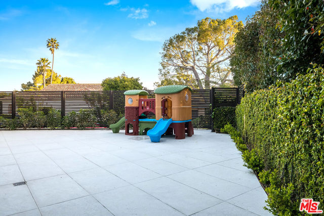 16601 Park Lane Circle, Los Angeles CA: https://media.crmls.org/mediaz/5ef84c24-f845-4dd9-838e-baed6d4bf084.jpg