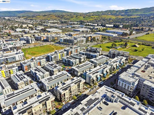 3265 Internet Cmn, Fremont CA: https://media.crmls.org/mediaz/5ef8af7d-c1a9-4177-814d-3871ca2ed78f.jpg