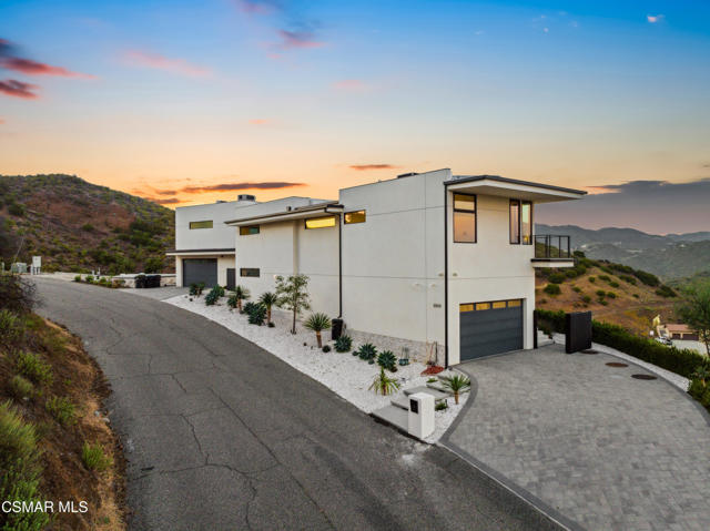 33433 Decker School Road, Malibu CA: https://media.crmls.org/mediaz/5ef8e716-3f76-4366-8125-67ac9cf3f662.jpg