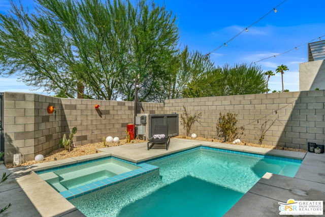 482 Paragon Loop, Palm Springs CA: https://media.crmls.org/mediaz/5efb9d43-a694-4ff8-acb8-8e2ee6eeaa5c.jpg