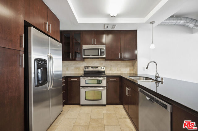 717 W Olympic Boulevard, Los Angeles CA: https://media.crmls.org/mediaz/5efbc073-7171-4fe8-9e73-7674a7ca7a08.jpg