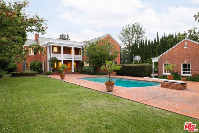 324 S Rimpau Boulevard, Los Angeles CA: https://media.crmls.org/mediaz/5efc750d-9d7c-43da-b741-c462f104ba0a.jpg