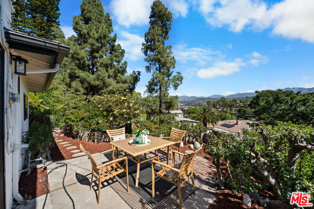 3260 Sagamore Way, Los Angeles CA: https://media.crmls.org/mediaz/5efc8adc-4964-44d5-8200-a0e8f30efd1f.jpg