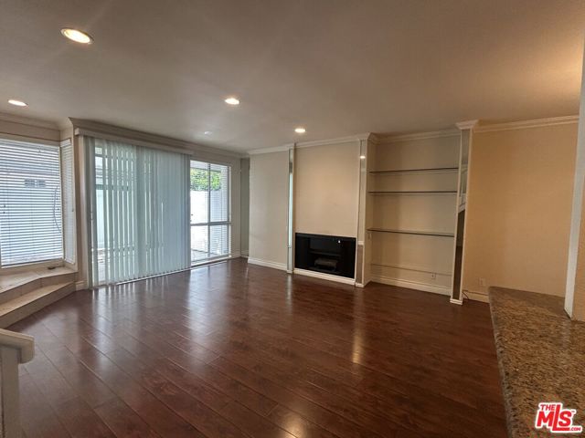 5142 Zelzah Avenue, Encino CA: https://media.crmls.org/mediaz/5efd22f9-0416-430d-abad-9e093e358e45.jpg