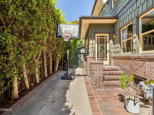 1327 Campbell Street, Glendale CA: https://media.crmls.org/mediaz/5efd755f-d917-4b55-b230-691a5b5e50ea.jpg