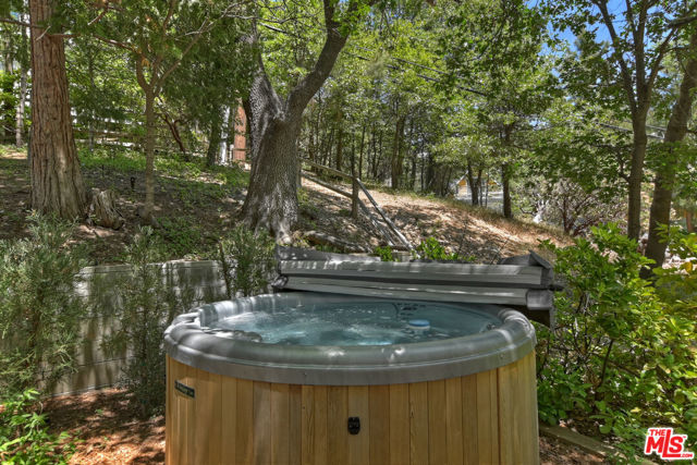 28805 North Shore Road, Lake Arrowhead CA: https://media.crmls.org/mediaz/5efe5d9a-e5bc-469d-bc11-bcd03c6c054a.jpg