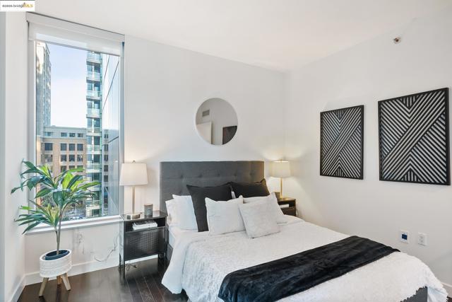 333 MAIN, San Francisco CA: https://media.crmls.org/mediaz/5effb1ef-c379-400c-950e-3c57d148fdbc.jpg