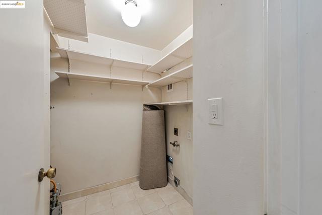 1160 Marianas Ln, Alameda CA: https://media.crmls.org/mediaz/5f00109d-f931-46da-958b-c716a5ba7306.jpg