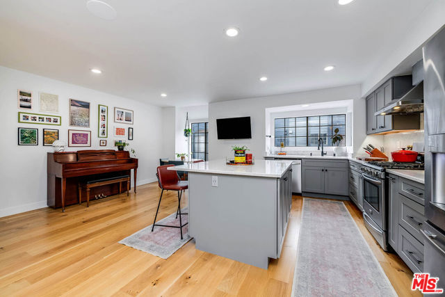 5731 Topanga Canyon Boulevard, Woodland Hills CA: https://media.crmls.org/mediaz/5f006c3f-dd6f-47dc-8c19-6700c7955549.jpg