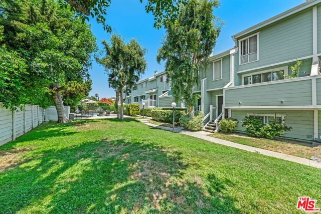 5811 Woodman Avenue, Van Nuys, California 91401, 2 Bedrooms Bedrooms, ,2 BathroomsBathrooms,Townhouse,For Sale,Woodman,24401397