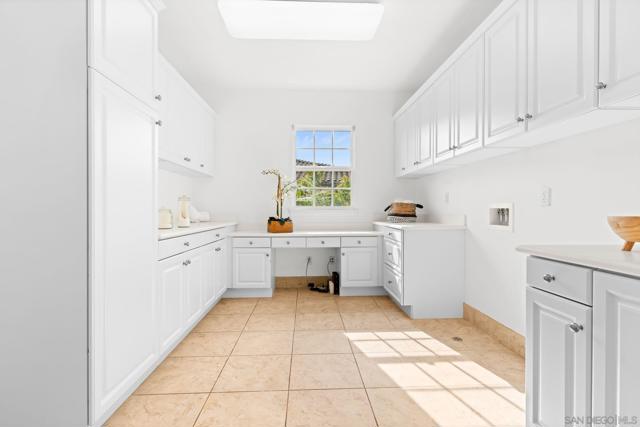 3219 Corte Paloma, Carlsbad CA: https://media.crmls.org/mediaz/5f01662a-ab5a-4737-a1ff-7df31341e088.jpg