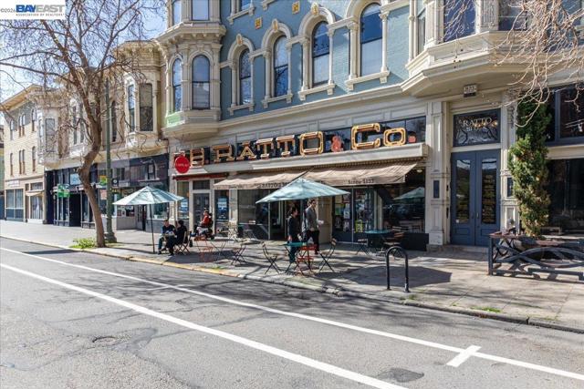 809 Clay St, Oakland CA: https://media.crmls.org/mediaz/5f024746-4d28-4f6f-a8c3-37911676f33a.jpg