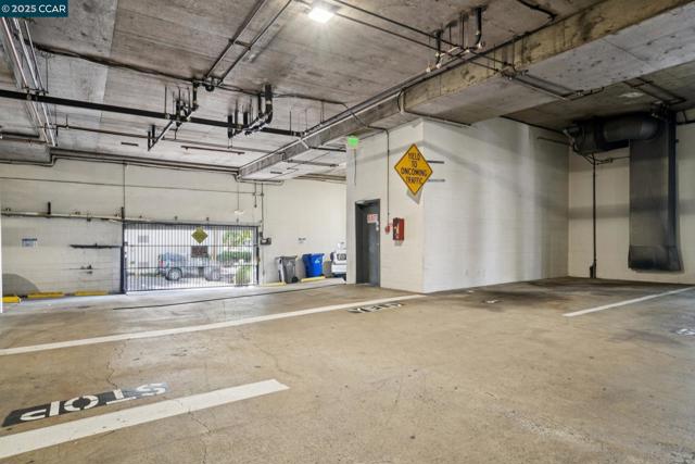 150 Pearl St, Oakland CA: https://media.crmls.org/mediaz/5f025ef8-4fe6-4e1d-a9b7-39f380ce70a0.jpg