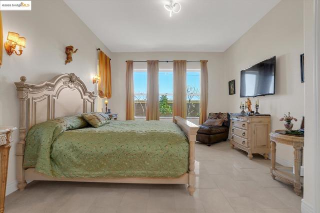 1577 Chianti LN, Brentwood CA: https://media.crmls.org/mediaz/5f029fa2-48e2-427d-80e8-d399739fbcb1.jpg