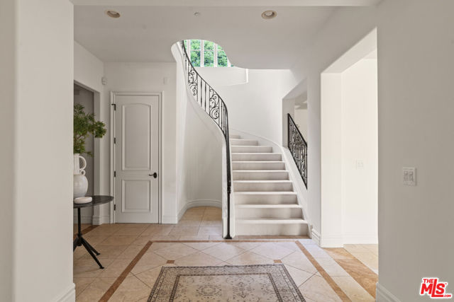 3697 Benedict Canyon Lane, Sherman Oaks CA: https://media.crmls.org/mediaz/5f02ea94-004c-4b55-b163-e752c0dccb43.jpg