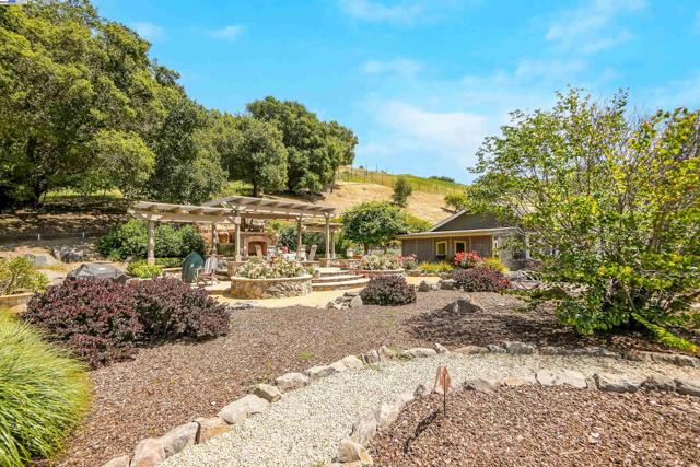 8700 Oak Tree Ln, Castro Valley CA: https://media.crmls.org/mediaz/5f032568-75a3-41e3-84ca-5b2fb566961c.jpg