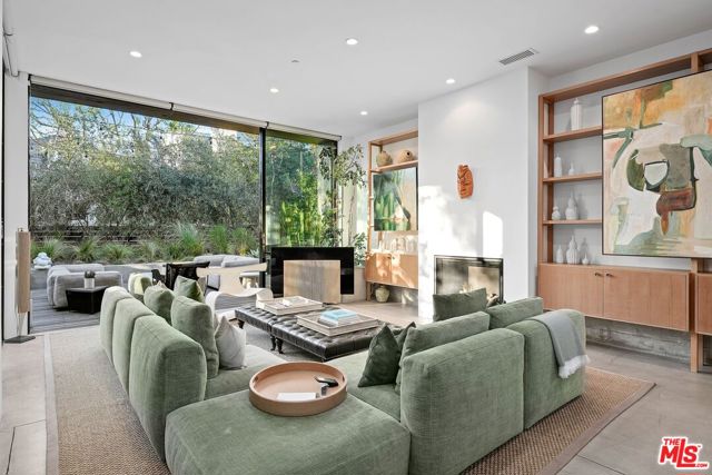 810 Amoroso Place, Venice CA: https://media.crmls.org/mediaz/5f050a07-2d23-4459-8742-5440311cccb1.jpg