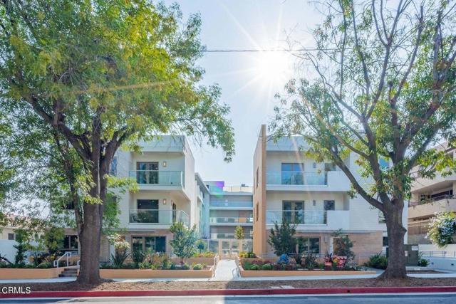 137 S Wilson Avenue, Pasadena CA: https://media.crmls.org/mediaz/5f064168-fdaf-4a1c-82b9-3ca812450a37.jpg
