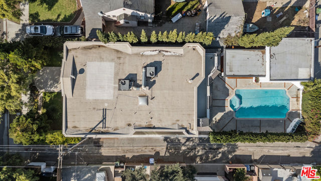 941 Yale Street, Santa Monica CA: https://media.crmls.org/mediaz/5f06d104-e32e-44a4-89a2-f0fd8bafc36b.jpg