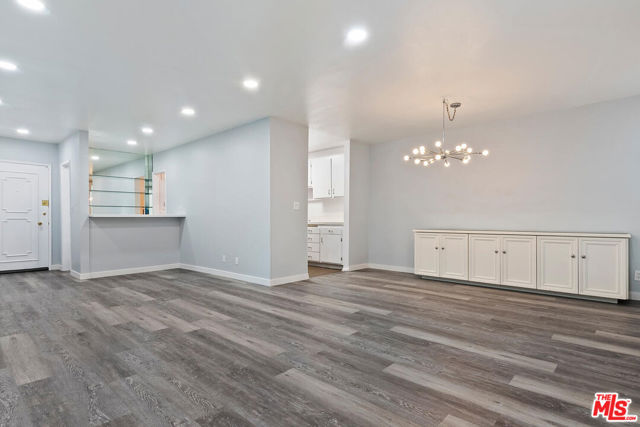927 N Kings Road, West Hollywood CA: https://media.crmls.org/mediaz/5f06f5d8-df95-4fd7-9e2c-67e81c990442.jpg