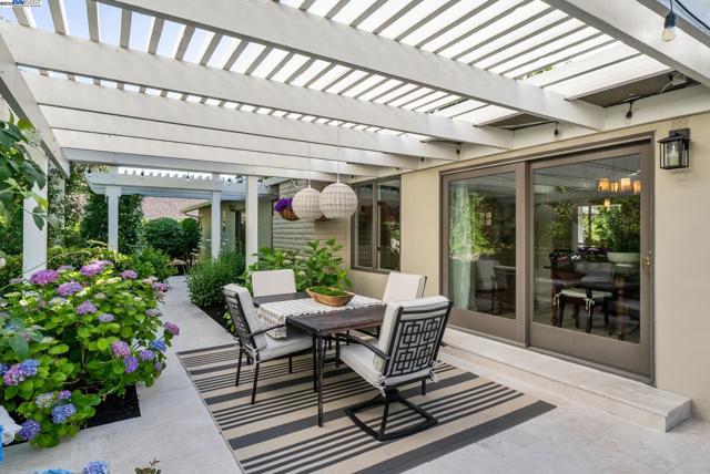 290 Bolla Ave, Alamo CA: https://media.crmls.org/mediaz/5f09d26d-ac93-404c-9756-396972a283d8.jpg