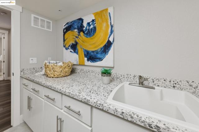 6757 Skyview Dr, Oakland CA: https://media.crmls.org/mediaz/5f0a08ee-d886-41e5-b546-3630529326da.jpg