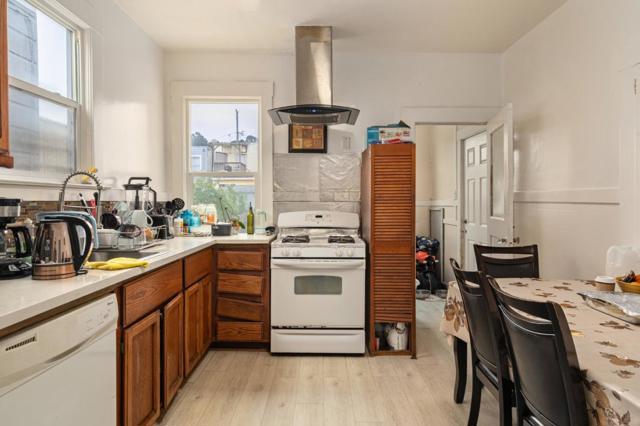 373 Winchester Street, Daly City CA: https://media.crmls.org/mediaz/5f0a1880-2899-4ef9-99d3-a4227ef9c3a6.jpg