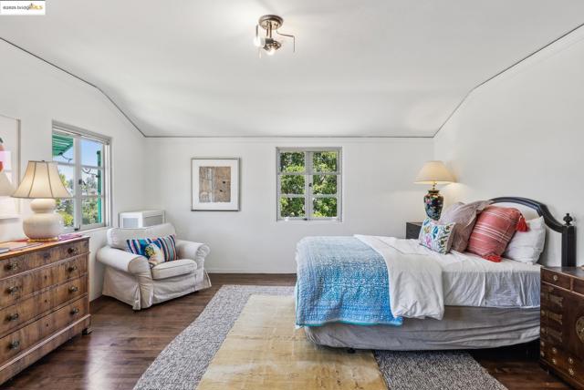 6801 Estates Dr, Oakland CA: https://media.crmls.org/mediaz/5f0a49fd-36a1-43bc-8791-d79dbb411fe6.jpg