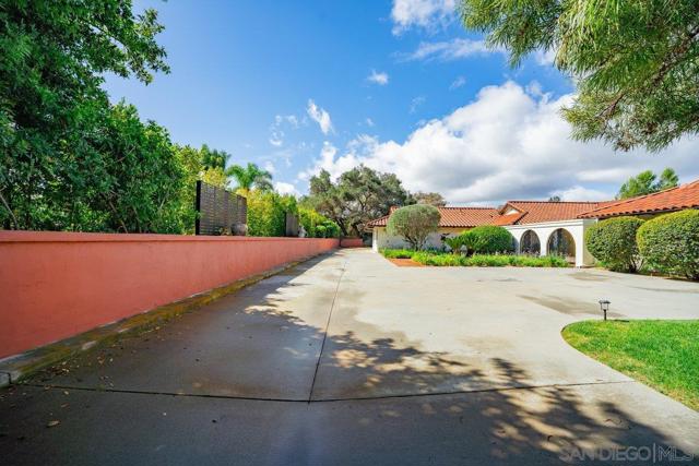 11 Country Glen Rd, Fallbrook CA: https://media.crmls.org/mediaz/5f0b02a9-782a-42d1-8946-f2ea218e4c11.jpg