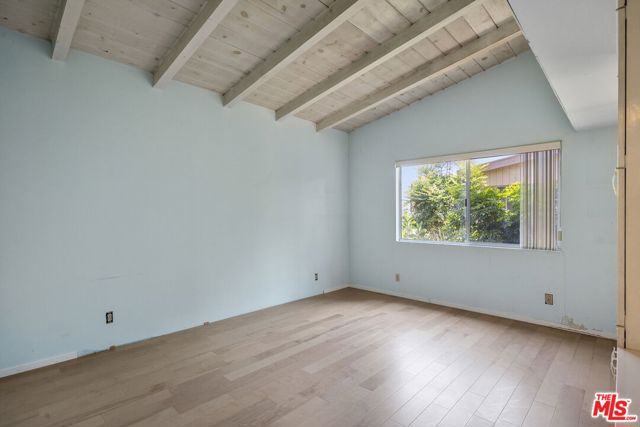 8400 Encino Avenue, Northridge CA: https://media.crmls.org/mediaz/5f0c09c1-4740-43cc-879d-df50eb7df2b0.jpg
