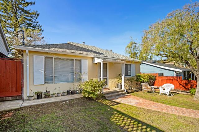 2066 Sterling Avenue, Menlo Park CA: https://media.crmls.org/mediaz/5f0da6a8-ef55-4716-865c-75fb8962ead2.jpg