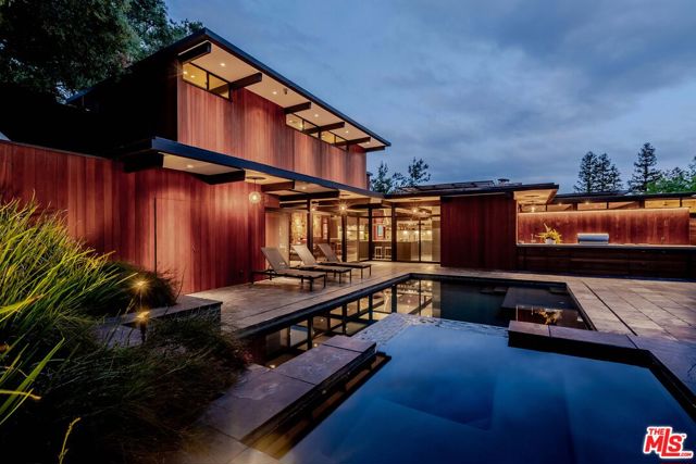 5228 Escalante Drive, La Canada Flintridge CA: https://media.crmls.org/mediaz/5f0e33ce-c89b-4660-b922-6b891793421f.jpg