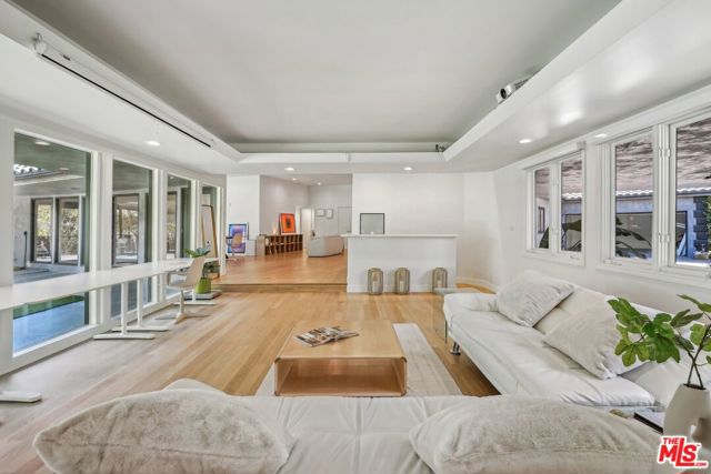 4900 Queen Victoria Road, Woodland Hills CA: https://media.crmls.org/mediaz/5f0e8336-63fc-4e58-986b-61bed8cbfc46.jpg