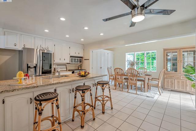 3950 Pinole Valley Rd, Pinole CA: https://media.crmls.org/mediaz/5f0e9c40-8c94-44d9-8061-7ecbcb75cc3a.jpg