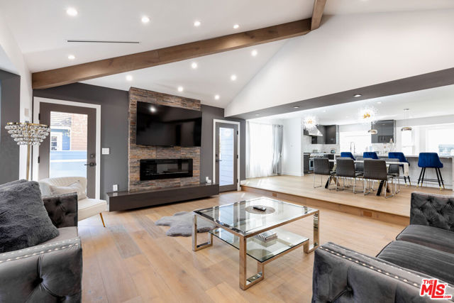 18721 Hatteras Street, Tarzana CA: https://media.crmls.org/mediaz/5f0ea026-eb51-4b56-9af1-8ff213db1c97.jpg