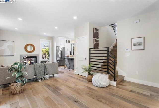 1002 Middle Ave, Menlo Park CA: https://media.crmls.org/mediaz/5f0f020b-1fc4-403d-b6c9-f7188759e6ee.jpg