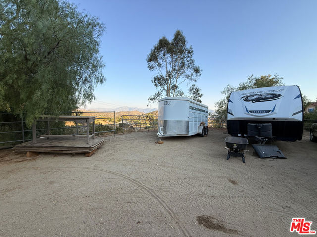 33931 Hanawalt Road, Agua Dulce CA: https://media.crmls.org/mediaz/5f113fb1-a7d2-484b-8c49-be949862e0ab.jpg