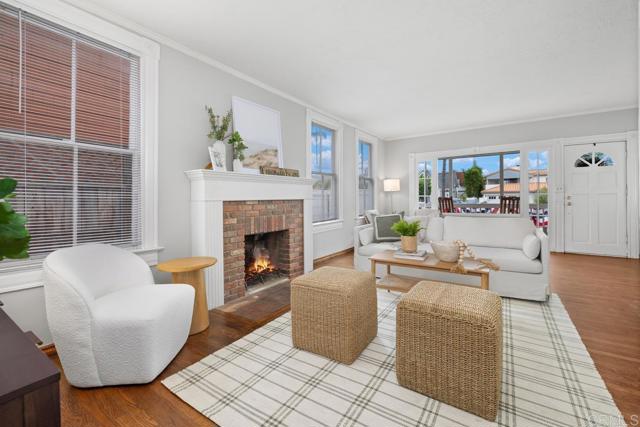 131 H Avenue, Coronado CA: https://media.crmls.org/mediaz/5f1152d2-7517-4086-8c41-8e76efaaebf0.jpg