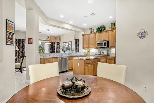81193 Avenida Tres Lagunas, Indio CA: https://media.crmls.org/mediaz/5f117484-1cda-442c-9741-e0077d133da2.jpg