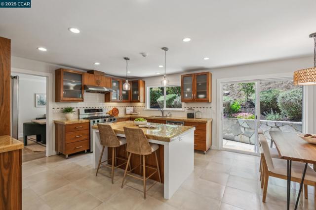 70 Lost Valley Dr, Orinda CA: https://media.crmls.org/mediaz/5f11abb7-cbe9-4a44-a965-eab0208c562f.jpg