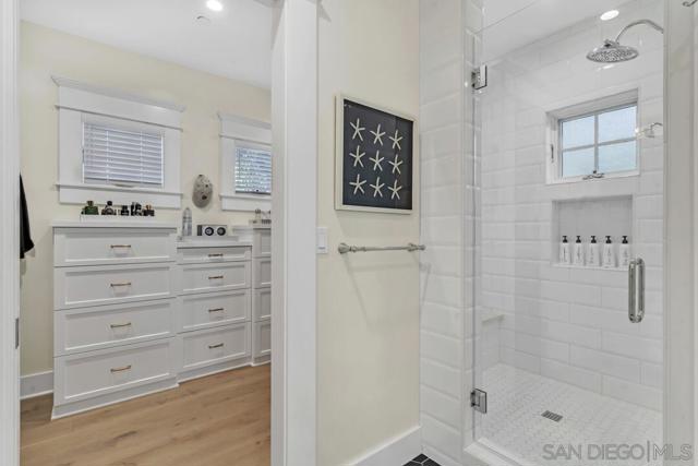 1050 Isabella Ave, Coronado CA: https://media.crmls.org/mediaz/5f11da9b-5eef-40e4-807b-08cce8e66c71.jpg
