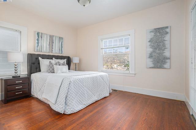 925 GRANDVIEW AVE, Martinez CA: https://media.crmls.org/mediaz/5f1296a8-e511-4469-b1e9-2ef8889acbd2.jpg