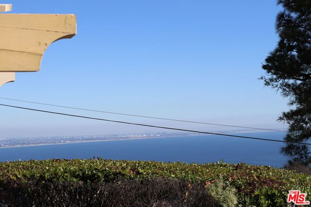 20776 Big Rock Drive, Malibu CA: https://media.crmls.org/mediaz/5f12aaa4-e574-4105-ae9e-4e91c36e9e80.jpg